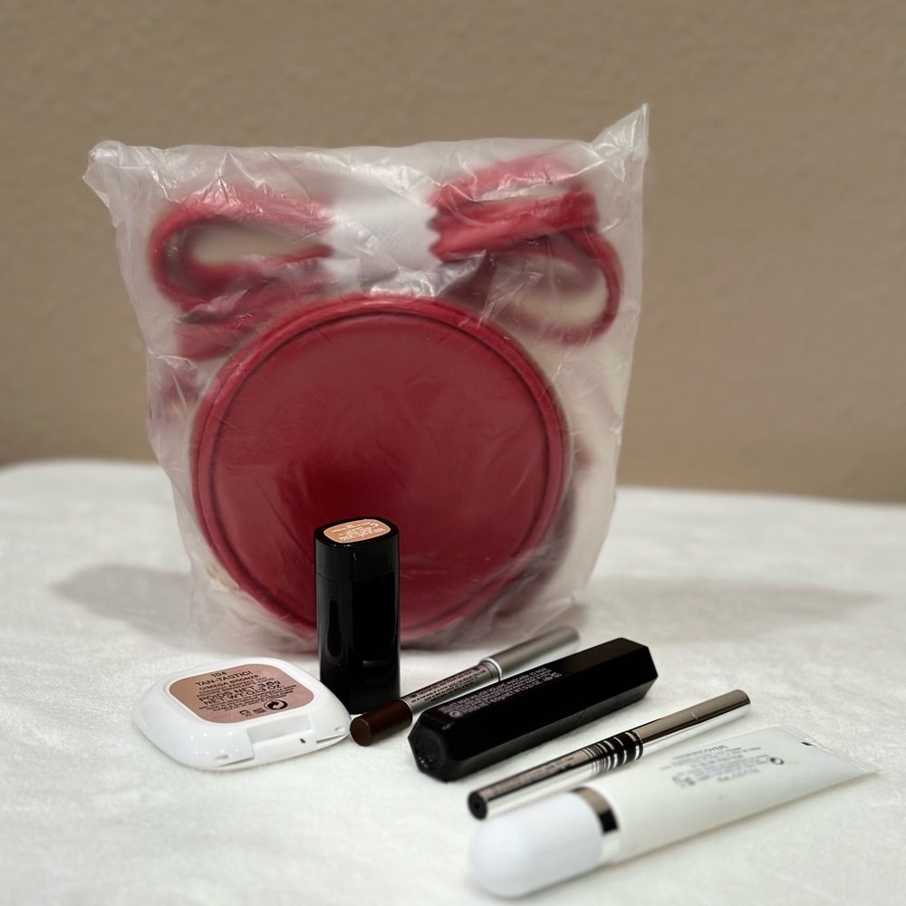 Marc Jacobs Patent Leather Bag with make-up - Picture 1 of 4